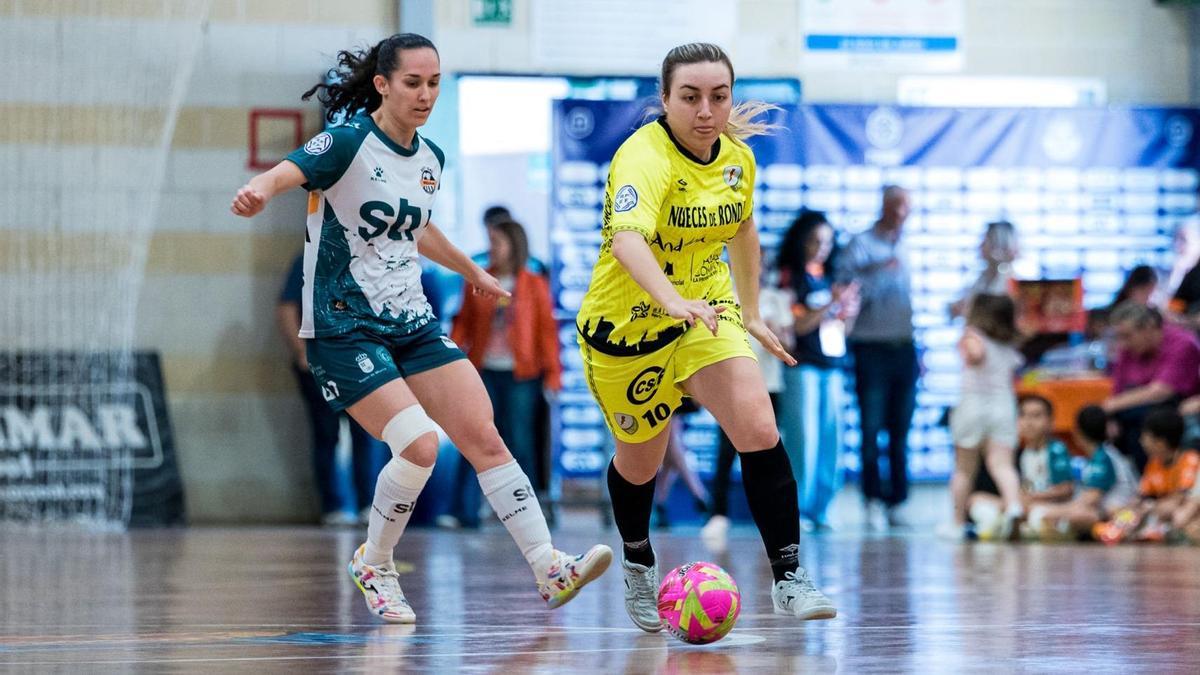La malagueña Ale conduce el esférico ante una jugadora local.