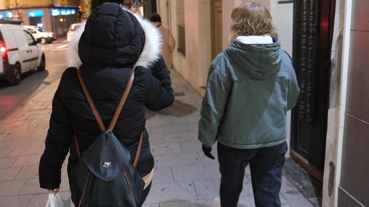 Ropa de abrigo para combatir las bajas temperaturas en Elda.