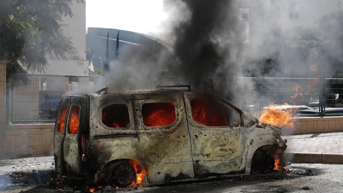 Un vehículo en llamas tras un ataque de Hamás contra Israel.
