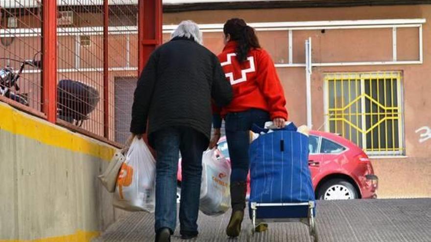 Una voluntaria de Cruz Roja ayuda a una persona en situación de vulnerabilidad.