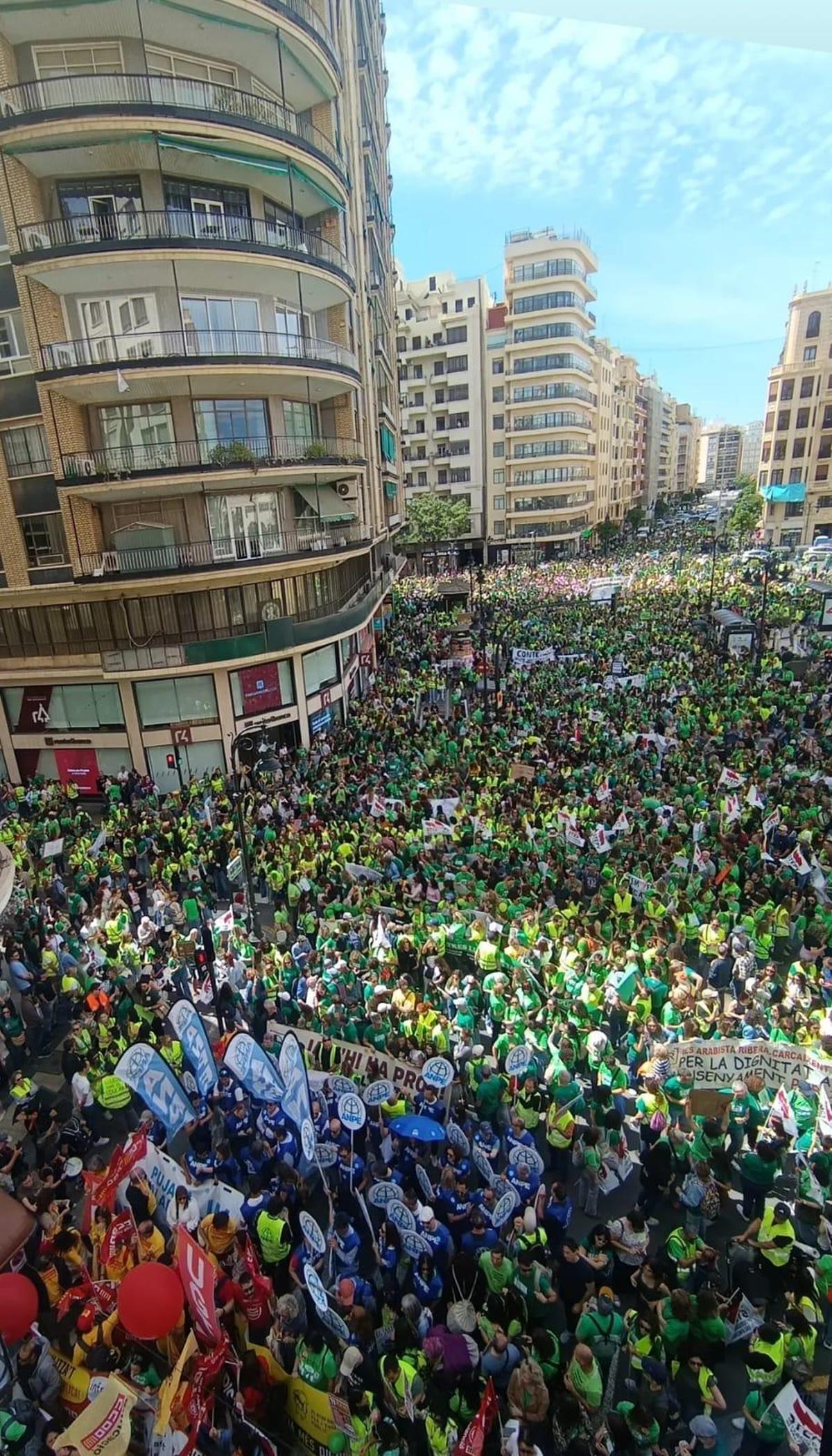 Manifestación docente en València, con la Plaça de Sant Agustí y calles adyacentes abarrotadas.