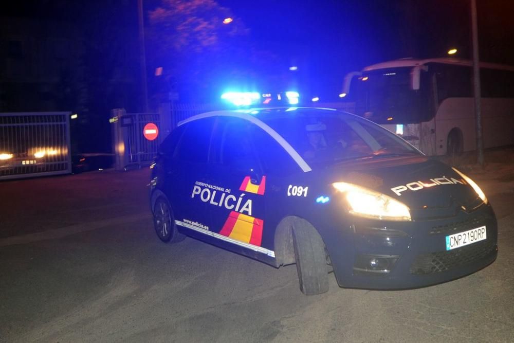 Heridos cuatro policías en un motín en el CIE