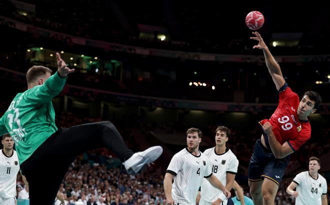 Javier Rodriguez ante el portero alemán Andreas Wolff durante el partido de semifinal de balonmano entre Alemania y España de los Juegos Olímpicos París 2024 
