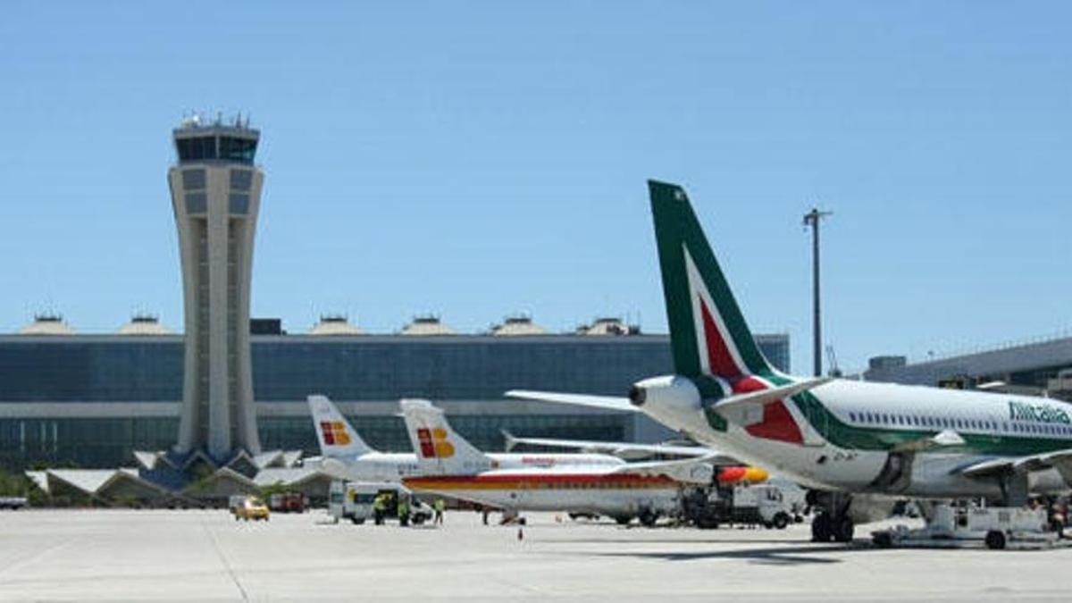 Imagen de archivo de la torre de control de Málaga.