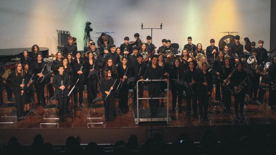 La Banda Xuvenil de Silleda posa con su director, Rafael Agulló, tras su actuación en el certamen autonómico celebrado en Celanova.