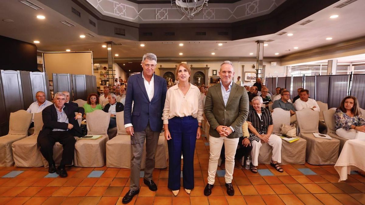 Rafael Sánchez de Puerta, Ana López y Rafael Martínez, delegado de Medio Ambiente de la Junta, en la clausura de la asamblea.
