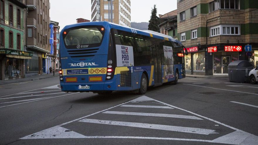 Hartos del &quot;todo a 1,55 euros&quot;: los vecinos reclaman un billete por tramos en el valle del Nalón