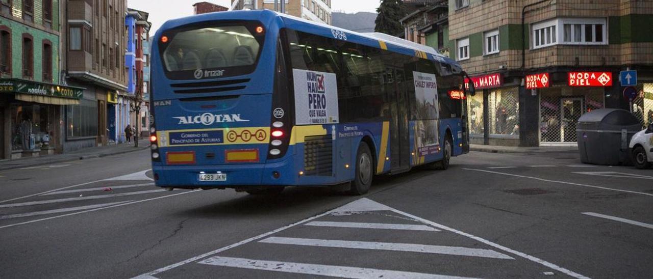 El autobús urbano a su paso por Sama.