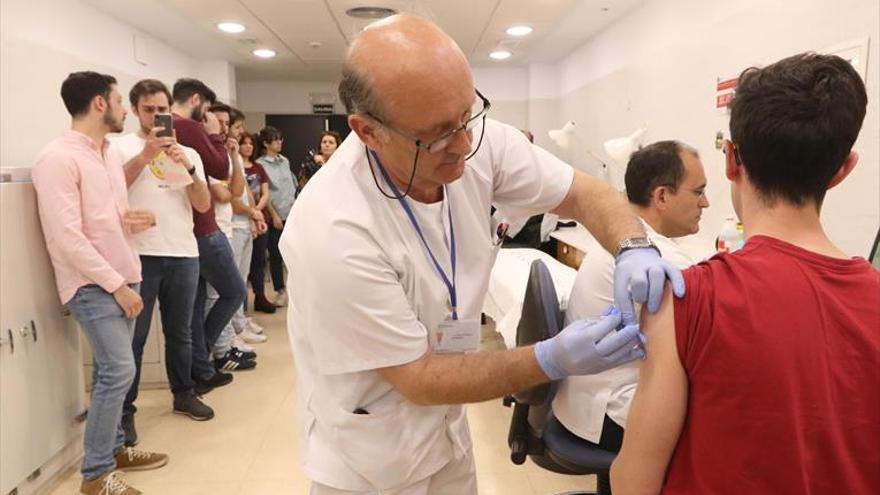 El Reina Sofía empieza a vacunar frente a las paperas a estudiantes de Medicina