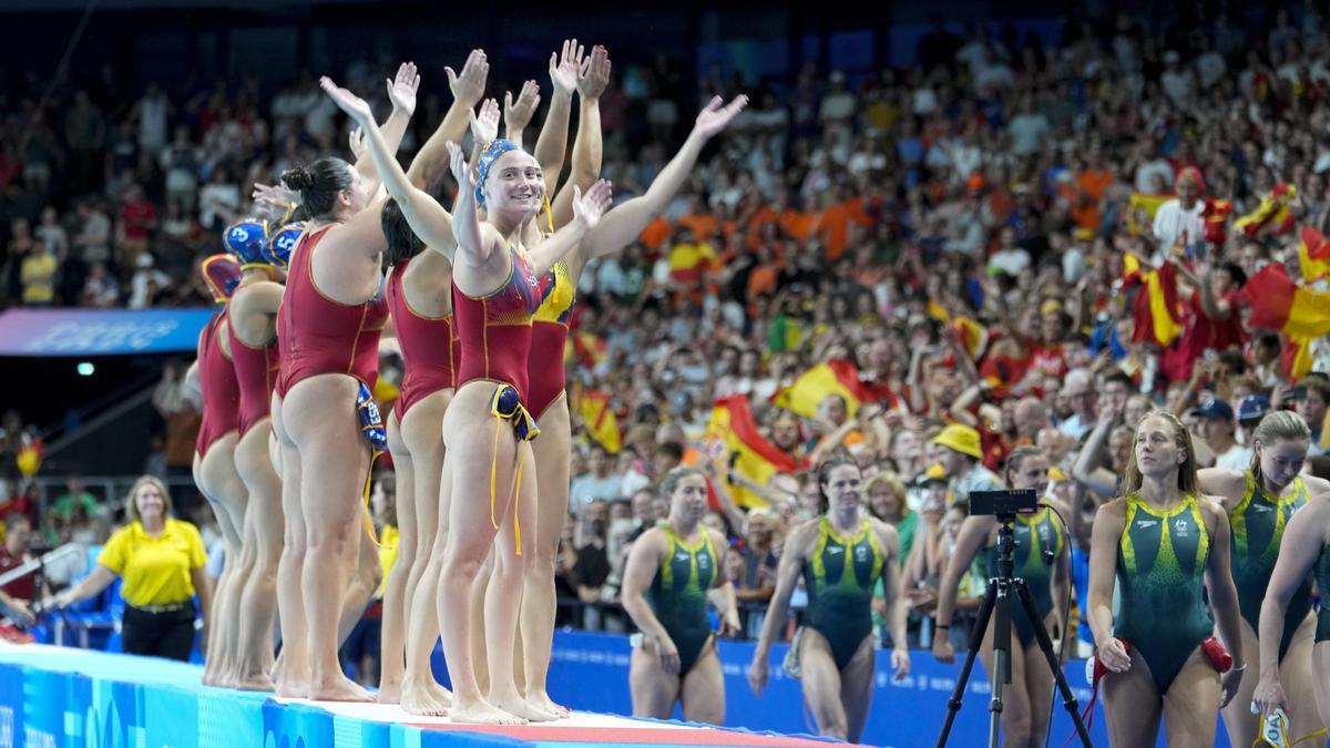 Las jugadoras de waterpolo de España celebran la medalla de oro