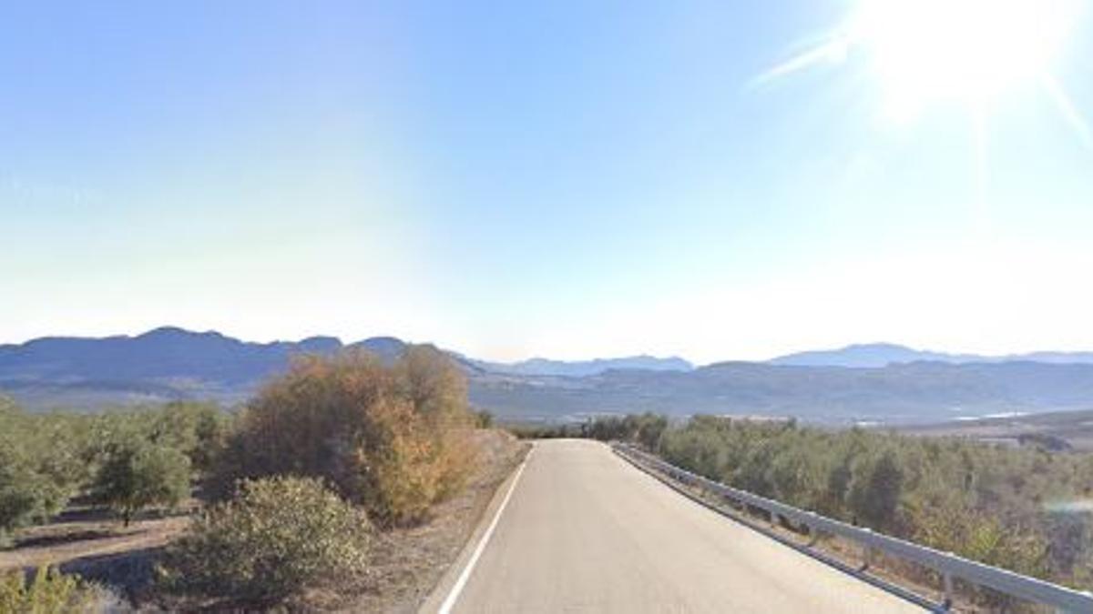 El vuelco del camión se produjo en la carretera MA-5101, a la altura de Cartaojal.