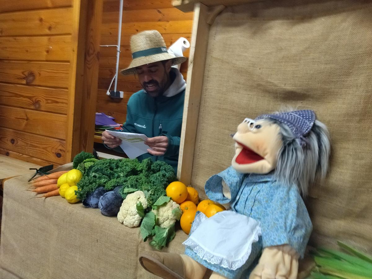 Teatro de marionetas en Els Poblets para dar a conocer qué frutas y verduras son de temporada