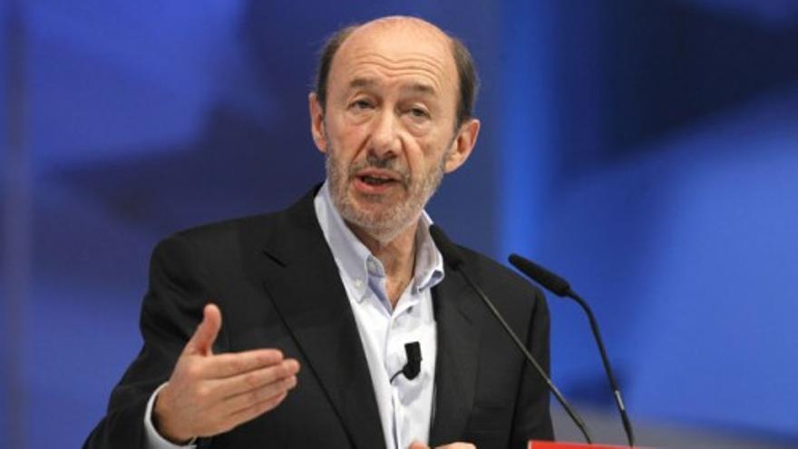 Rubalcaba propone subir un 10% los impuestos a alcohol y tabaco