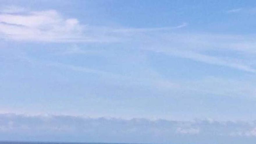 Manchas vistas desde la playa de Estaño este miércoles.