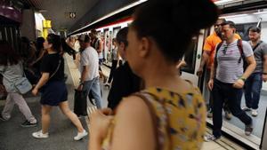 Ambiente en el metro de Barcelona en verano