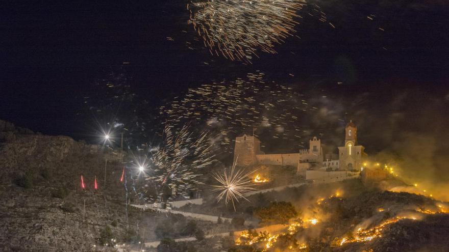 Incendio en la montaña de Cullera provocado por el castillo de fuegos artificiales en 2014.