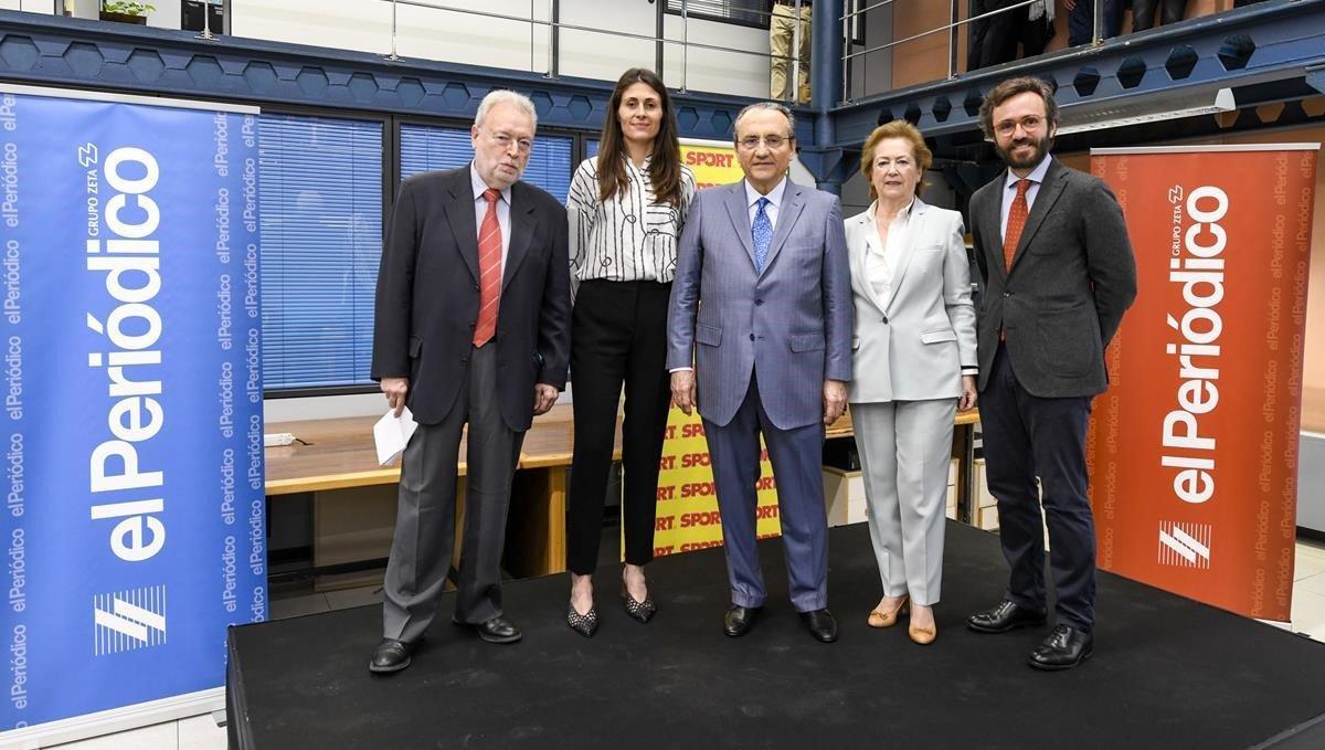 Javier Moll, presidente de Prensa Ibérica, en el centro, acompañado, de izquierda a derecha, por Joan Tapia, presidente del Consejo Editorial,  Anna Cristeto, directora de EL PERIÓDICO, Arantza Sarasola, vicepresidenta, y Aitor Moll, consejero delegado.