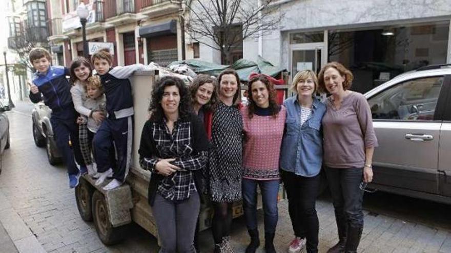 Las familias, con los productos para los refugiados.