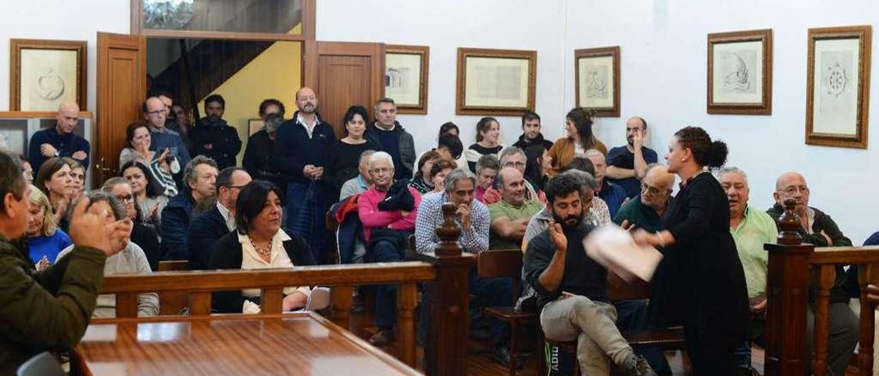 Un momento de la asamblea de ayer en el salón de plenos del Concello de Bueu.