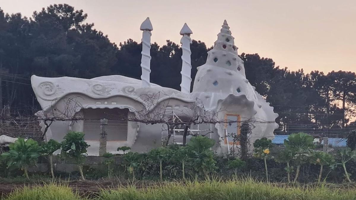 La vivienda con forma de caracola levantada a base de adobe de paja, cal y arena.
