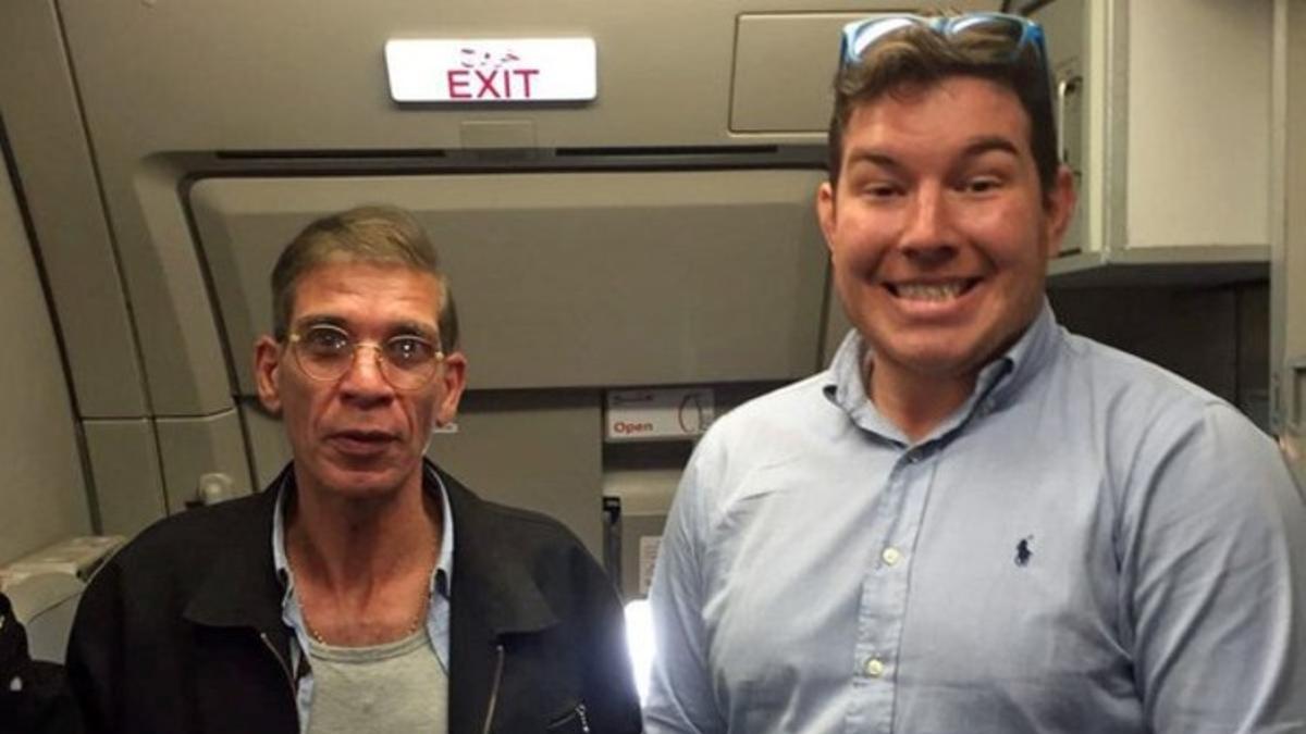 Un hombre se hace una foto con el secuestrador del avión de Egypt Air