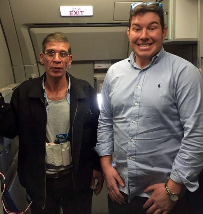 Un rehén se hace una foto con el secuestrador del avión de EgyptAir