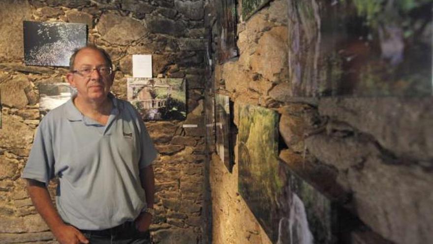 Ángel Utrera posa junto a varias de sus fotografías de ríos gallegos.  // Bernabé/Gutier