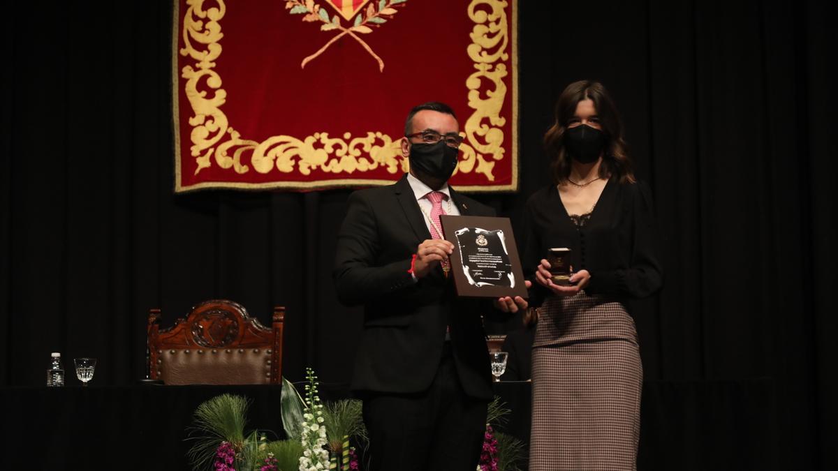 Núria Bonet, en nombre de las purisimeras, recibió el reconocimiento del alcalde, José Benlloch.