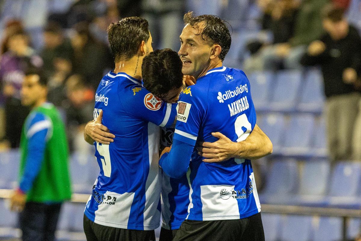 Carlos Mangada se abraza con Ropero y Fran Sol para celebrar un gol del Hércules.