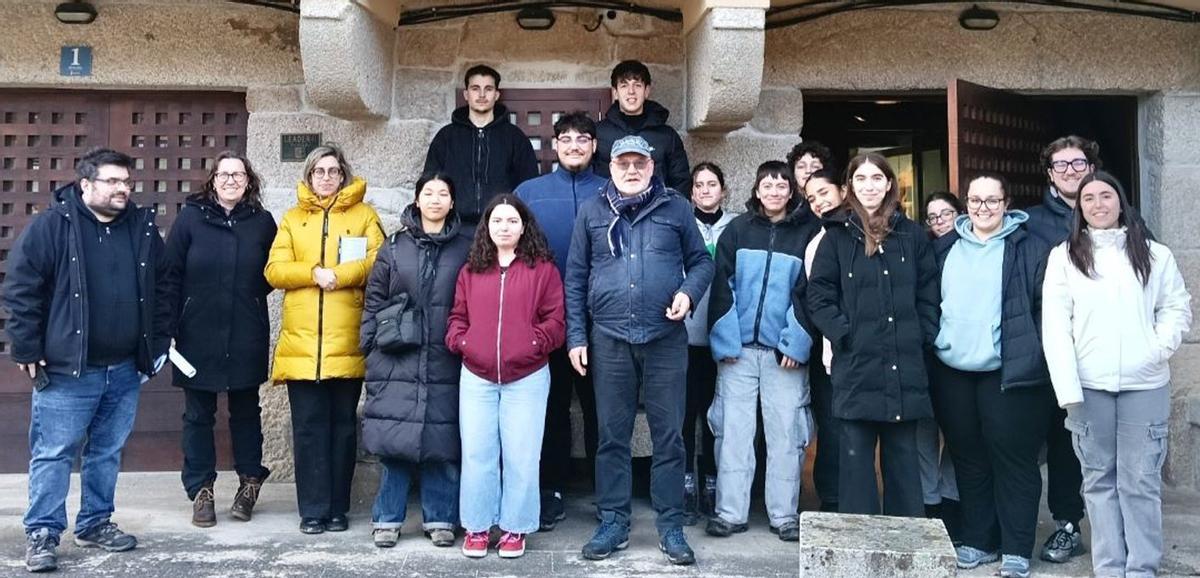 Foto de familia de losestudiantes universitarios, durante la visita a la Casa da Lagoa de Antela. | FDV