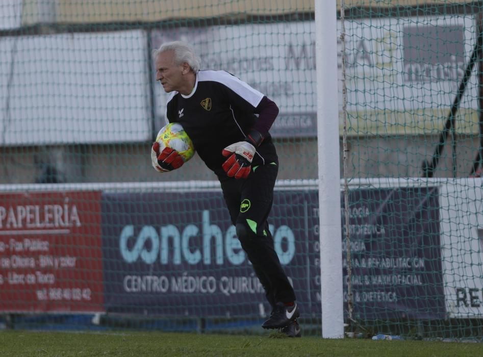 Ambientazo en O Vao durante el partido solidario a favor de la asociación, que reunió a más de 400 espectadores.