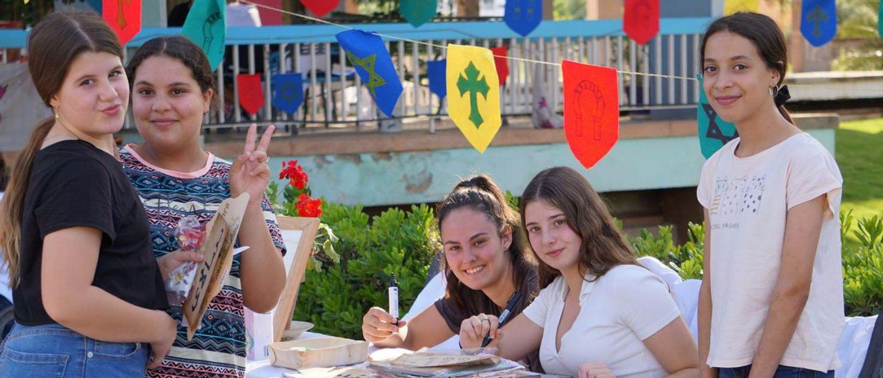 Alumnas participantes en el Mercado Solidario de las Tres Culturas en el Parque Figueroa.