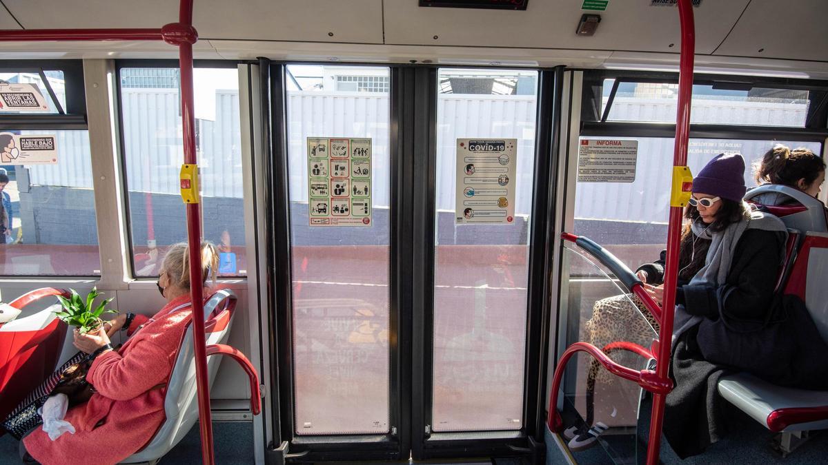 Pasajeros en el bus urbano de A Coruña