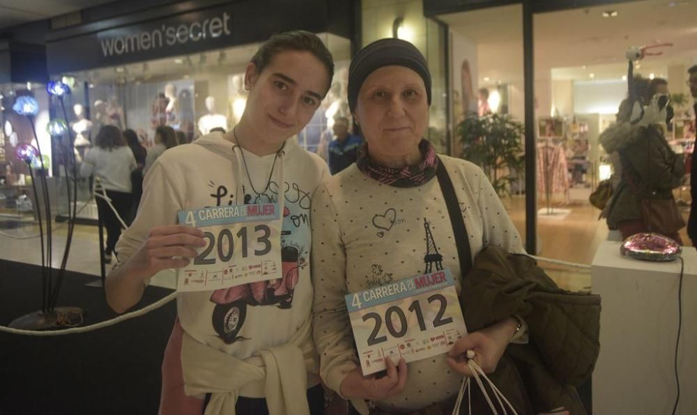 Recogida de dorsales en el Thader para la IV Carrera de la Mujer