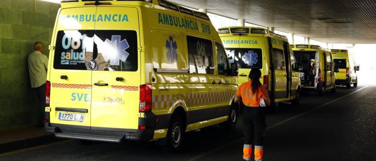 Varias ambulancias a las puertas de Urgencias del hospital Miguel Servet.