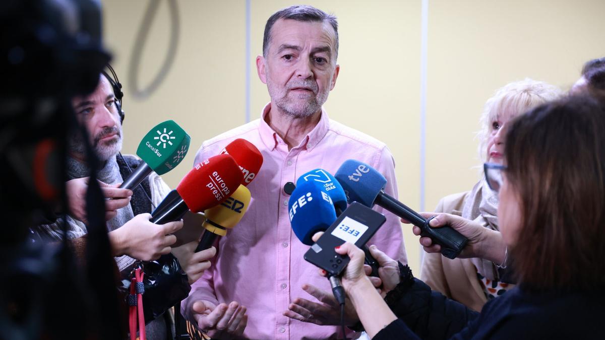 El coordinador federal de Izquierda Unida y candidato de Por Andalucía a la Presidencia de la Junta, Antonio Maíllo, durante la atención a los medios este viernes en Sevilla.