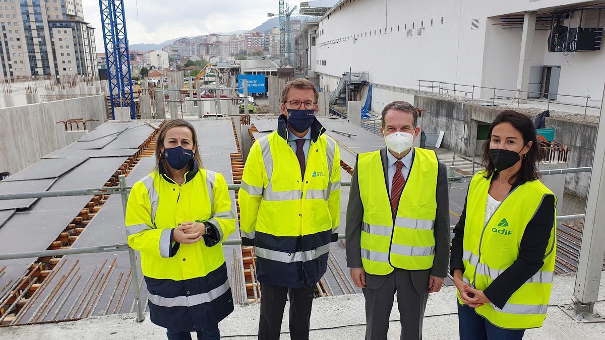 La conselleira de infraestructuras junto al presidente de la Xunta y el alcalde de Vigo, en una visita a las obras de la estación de autobuses en abril