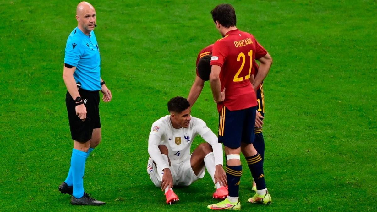 Varane tras sentir molestias y pedir la asistencia médica