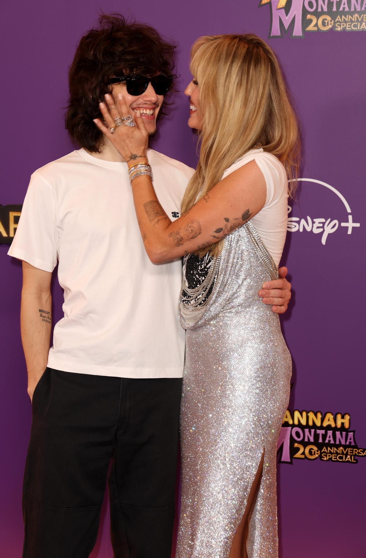 Miley con su prometido Maxx Morando