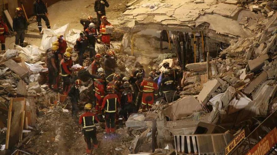 Los Bomberos y los soldados de la UME, durante los trabajos de búsqueda. la opinión de tenerife