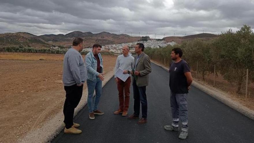 El delegado territorial de Agricultura, Pesca, Agua y Desarrollo Rural de Málaga, Fernando Fernández Tapia-Ruano, informa de mejoras en caminos rurales.