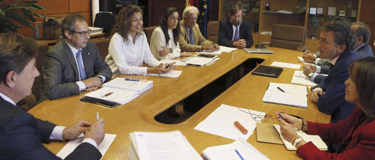 Imagen del inicio de la reunión de la comisión de seguimiento del convenio de carreteras en el Ministerio de Fomento.