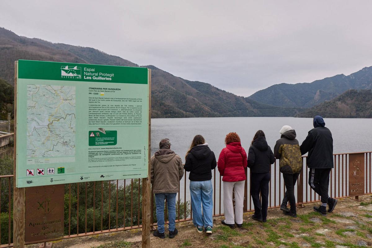 La família Lucas Parra visitant l'embassament de Susqueda