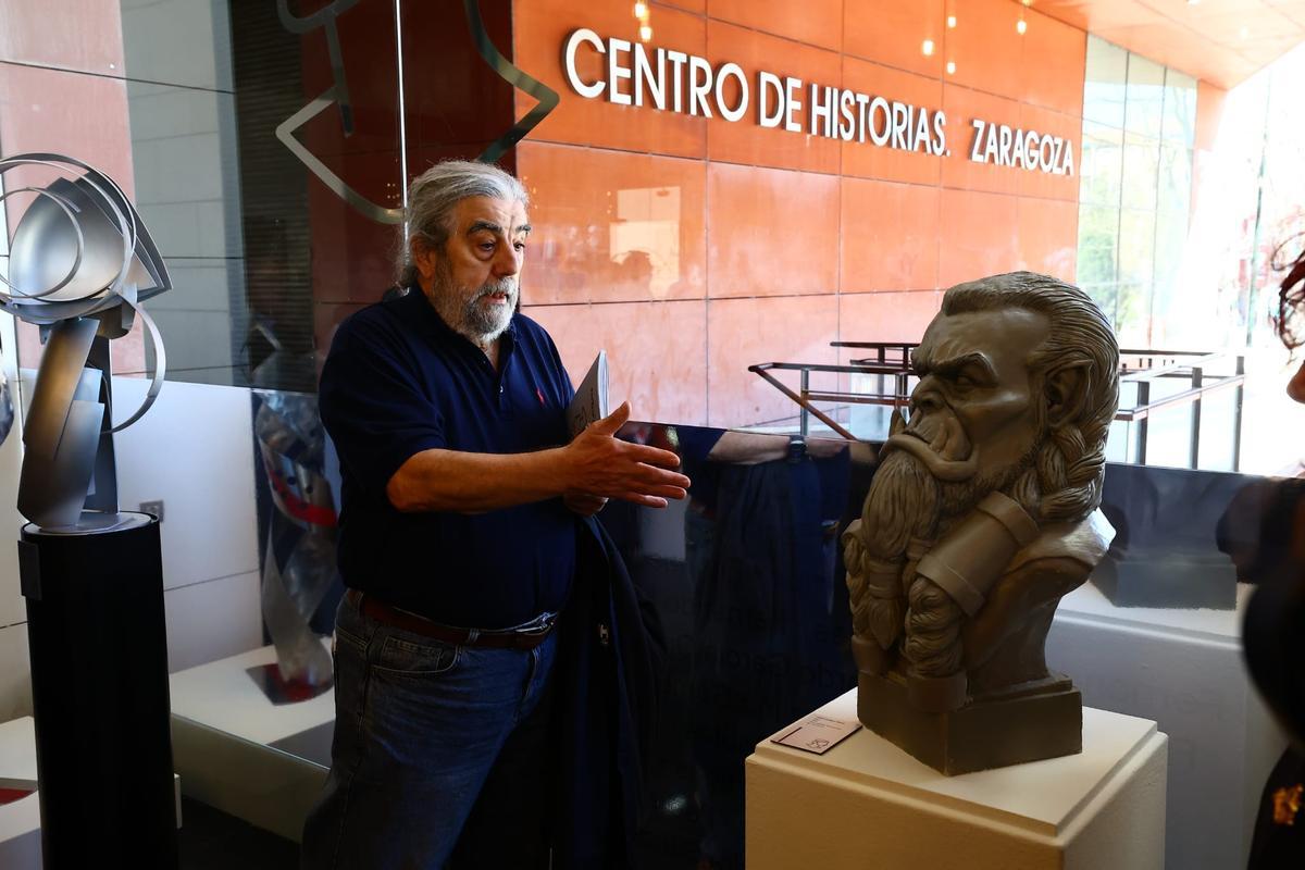 El presidente de la AAE, José Luis Ansón, junto a la escultura 'Orco', de David Sanjuan