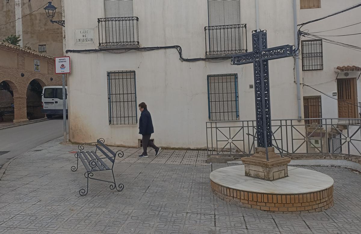 Una vecina de Huesa, en Jaén, se dirige a la iglesia del pueblo.