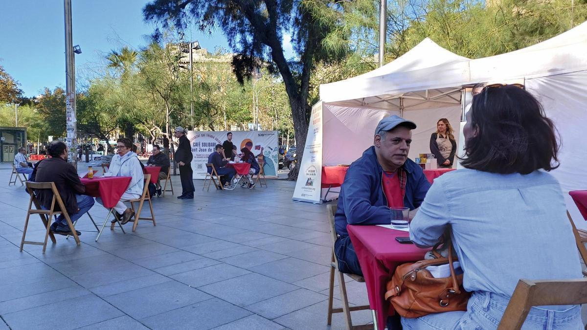 Acción de calle de la campaña Café Solidario en Barcelona.