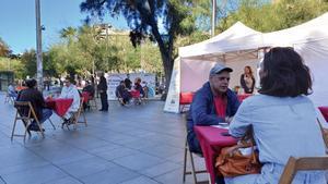 Acción de calle de la campaña Café Solidario en Barcelona.
