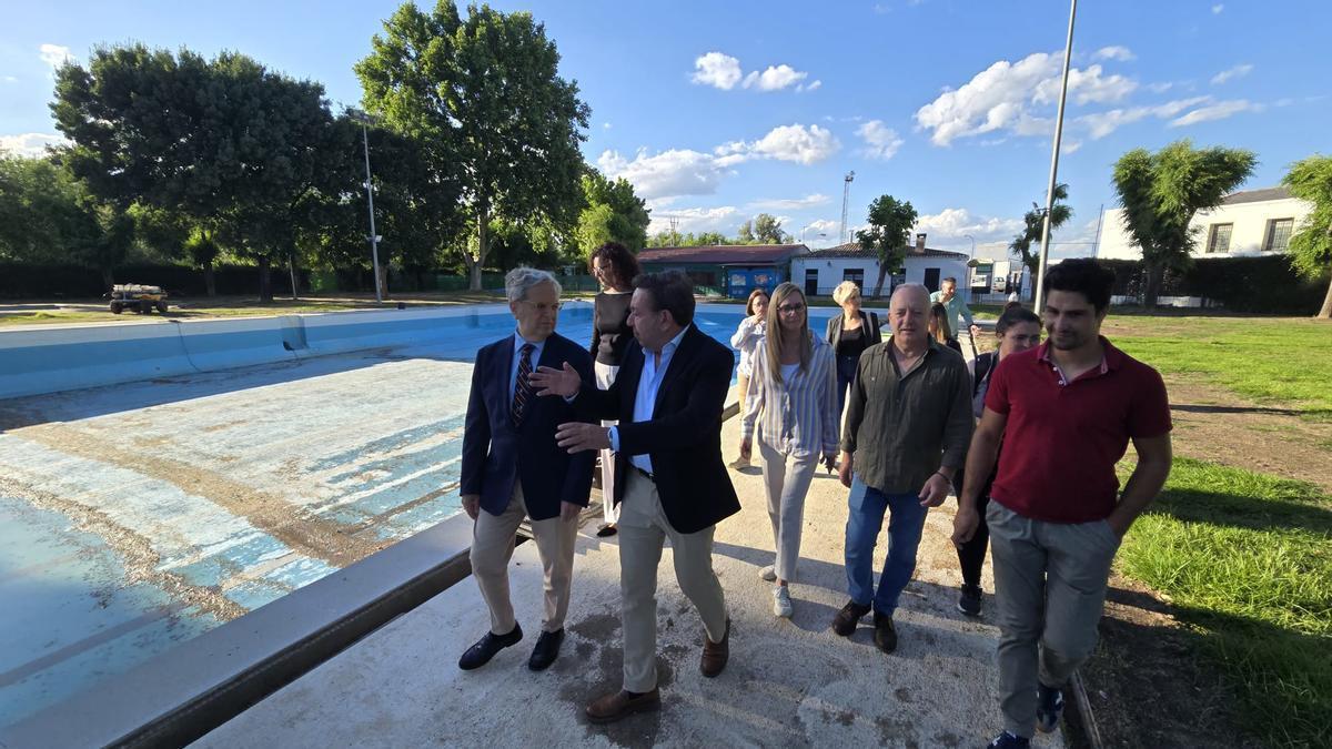 El alcalde, concejales y técnicos municipales acompañan al presidente de la Diputación en su visita a la piscina de Villa del Río.
