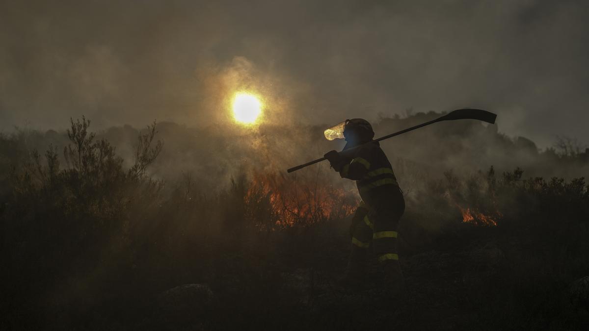 Ourense arde en pleno invierno: un incendio en O Xurés calcina ya 100 hectáreas