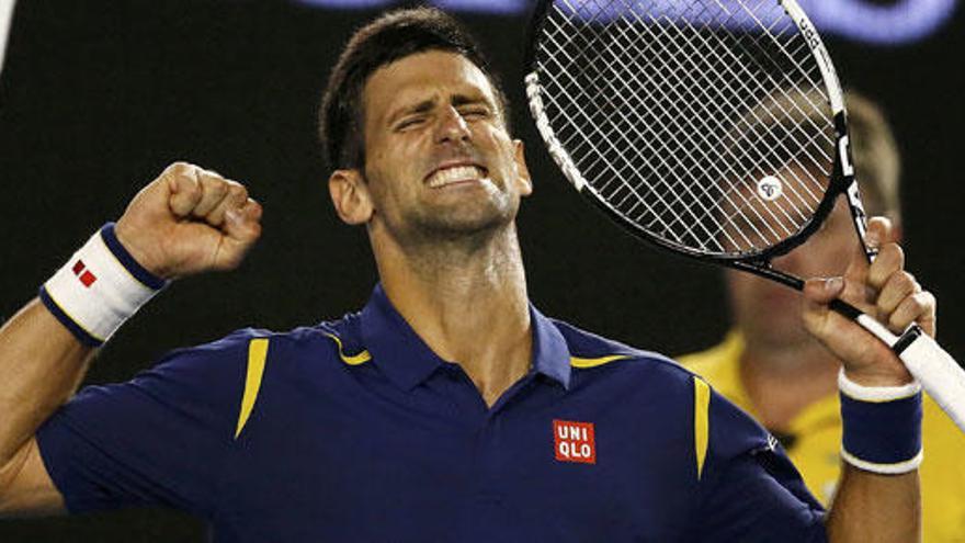 Djokovic gana a Federer y luchará por su sexto título en Melbourne